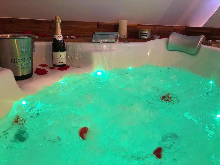 Sejour Detente Au Coeur De Macon Spa,Cine,Bouteille Offerte Bagian luar foto