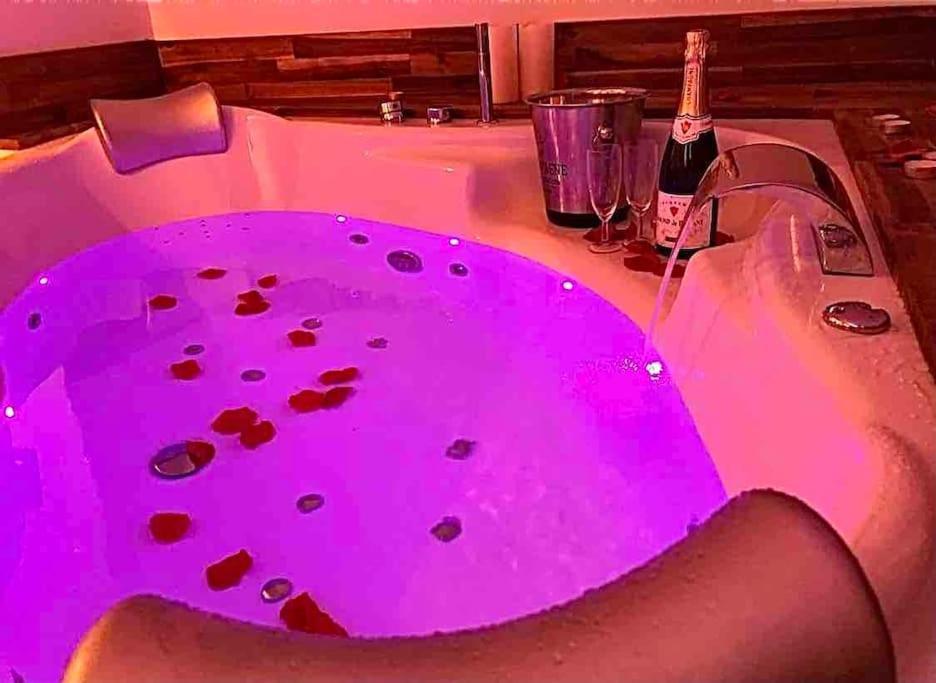 Sejour Detente Au Coeur De Macon Spa,Cine,Bouteille Offerte Bagian luar foto